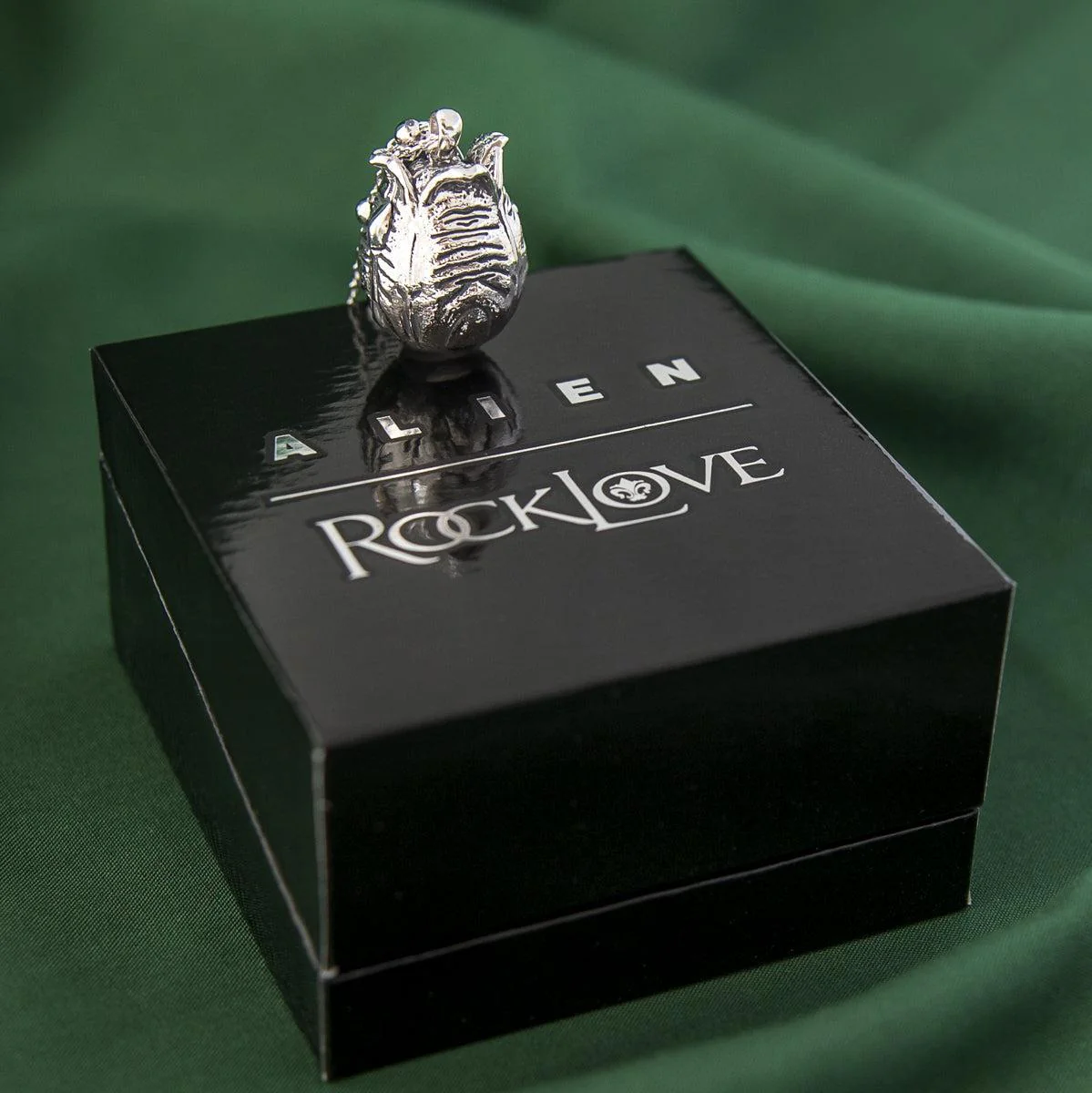 Alien X RockLove ALIEN Ovomorph Locket - Image 6